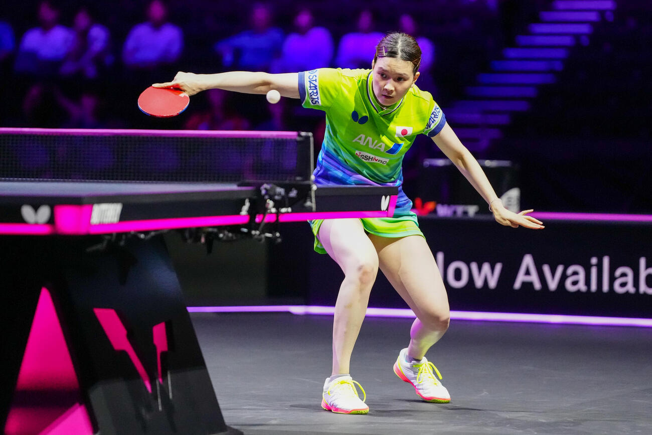女子シングルス1回戦で張本美和と対戦し、第5ゲーム、カットする橋本帆乃香（撮影・江口和貴）