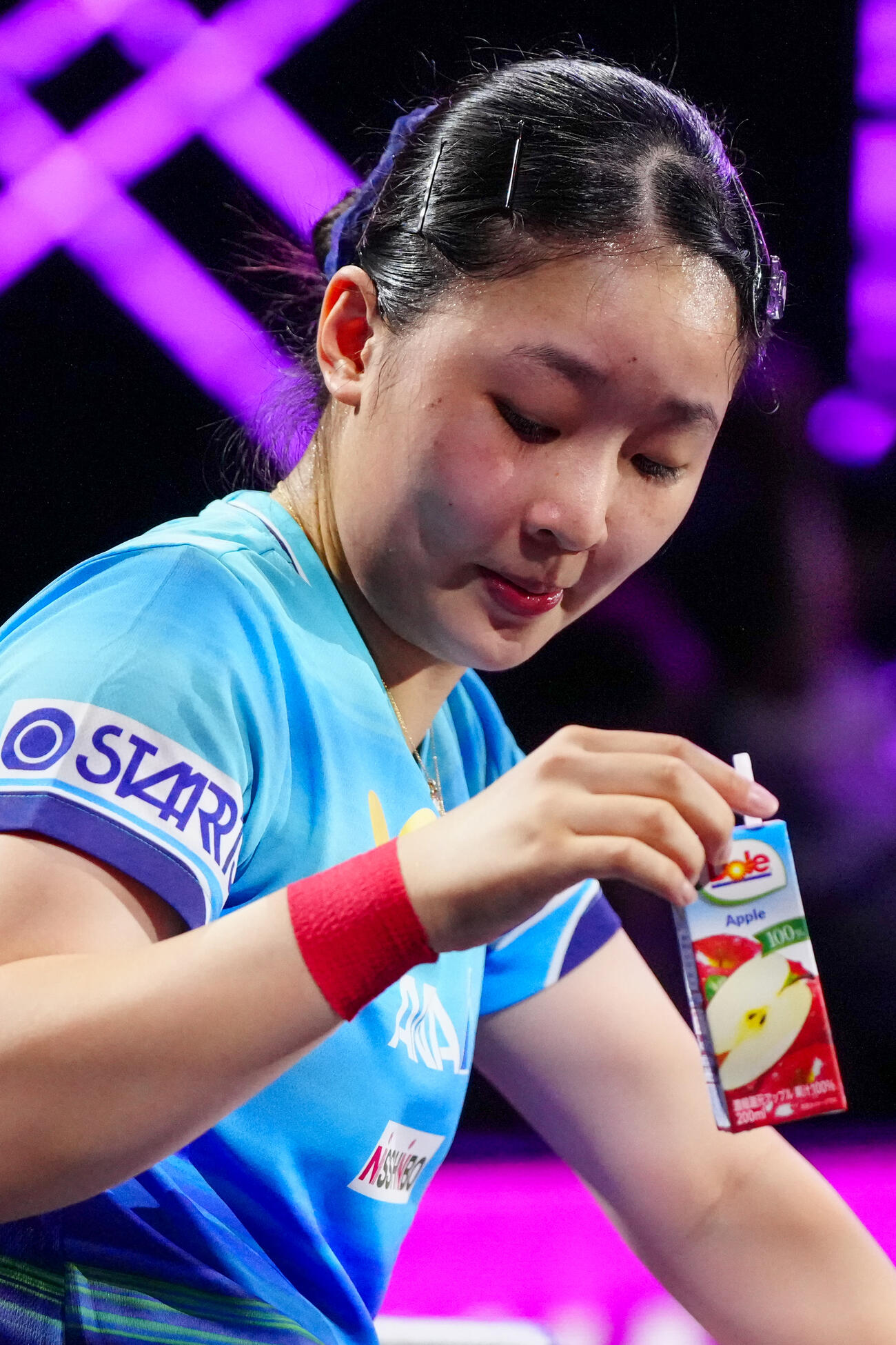 橋本帆乃香との対戦で、第2ゲーム終了後にリンゴジュースを飲む張本美和（撮影・江口和貴）