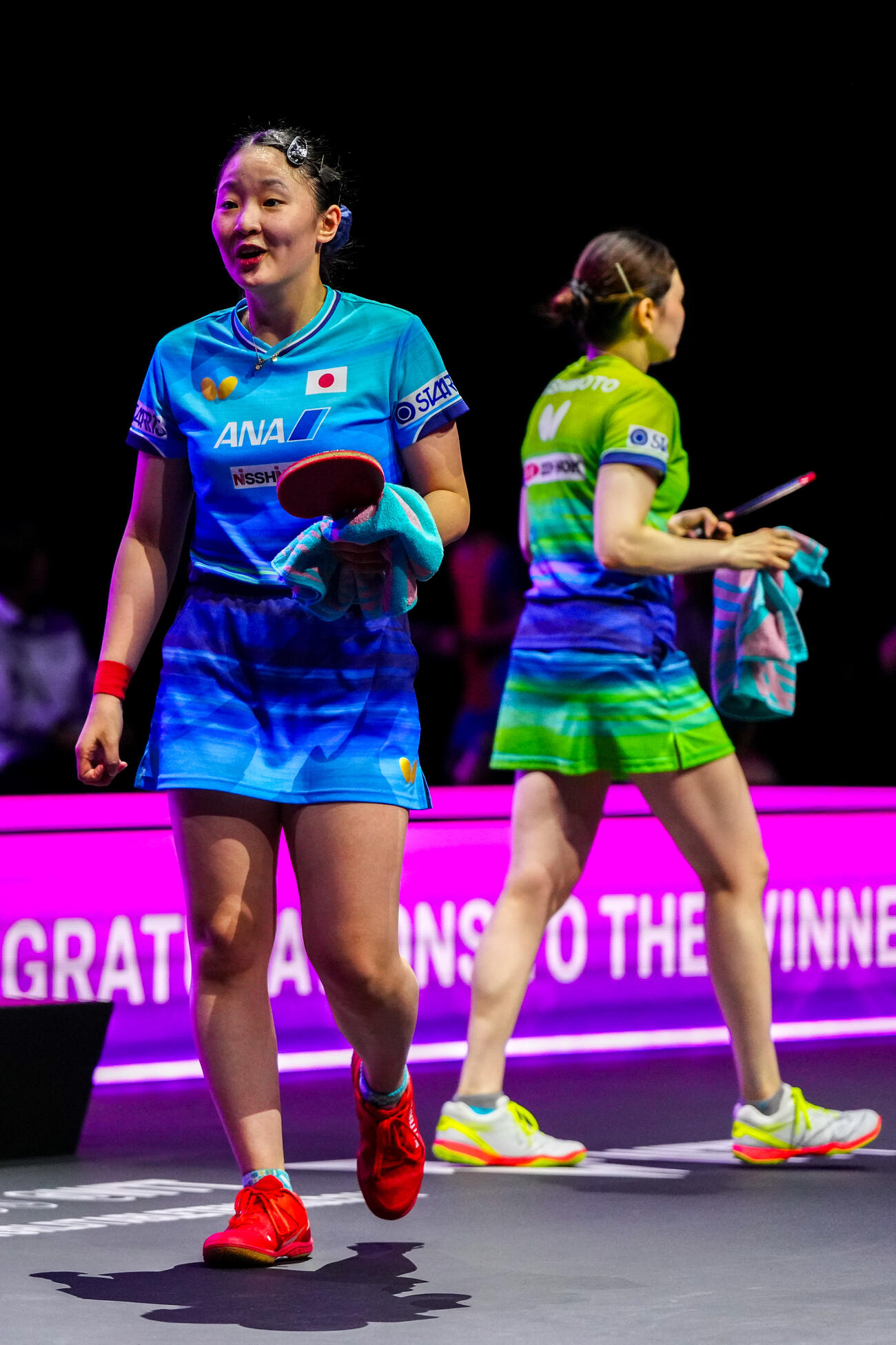 女子シングルス1回戦で、橋本帆乃香（右）に勝利した張本美和（撮影・江口和貴）