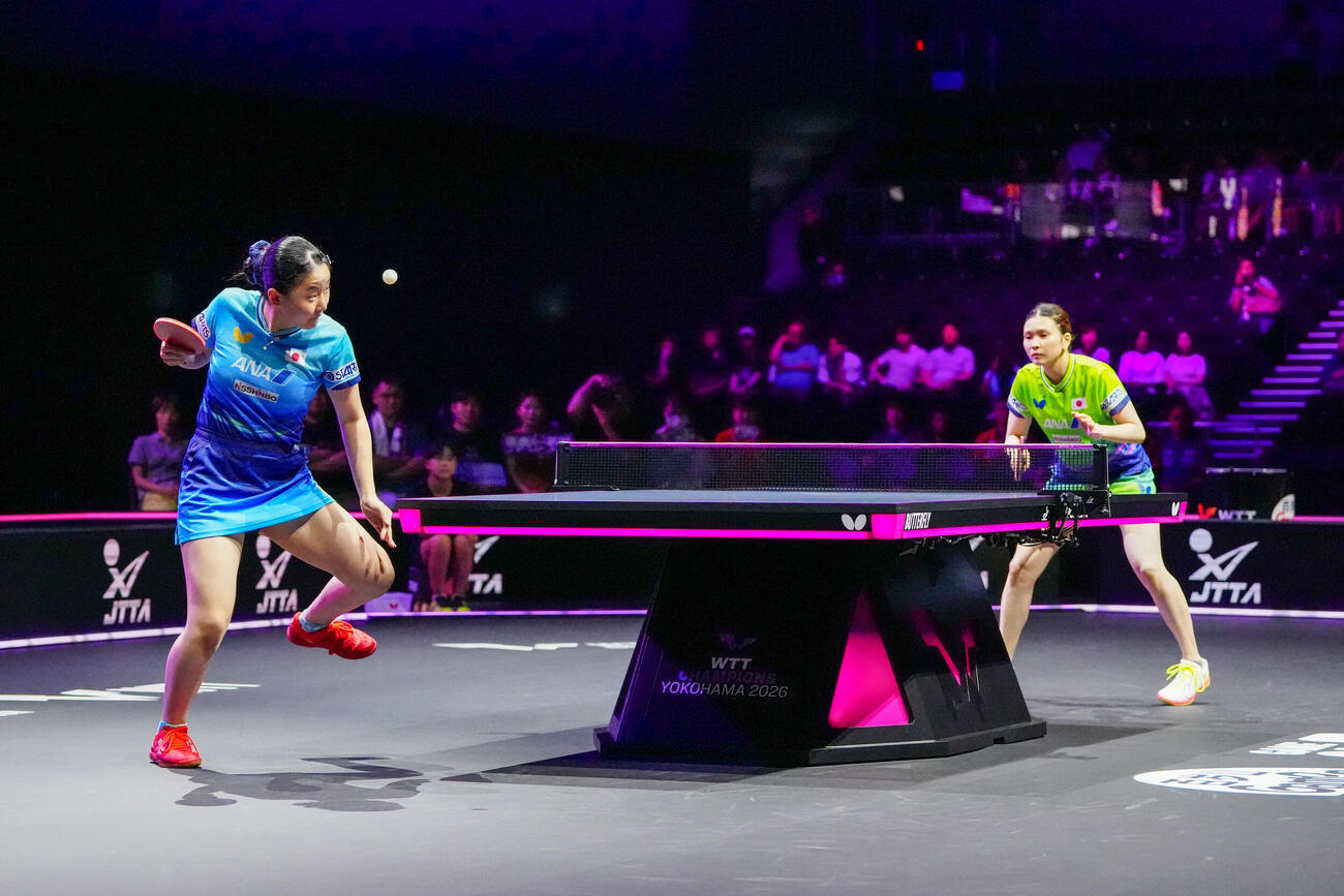 女子シングルス1回戦で対戦する張本美和（左）と橋本帆乃香（撮影・江口和貴）