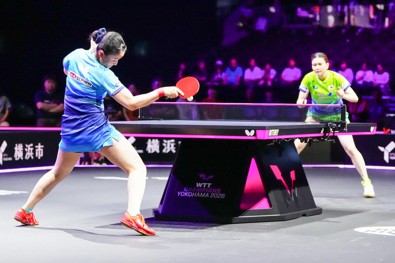 女子シングルス1回戦　第5ゲーム、ラリーを続ける張本美和（左）と橋本帆乃香（撮影・江口和貴）