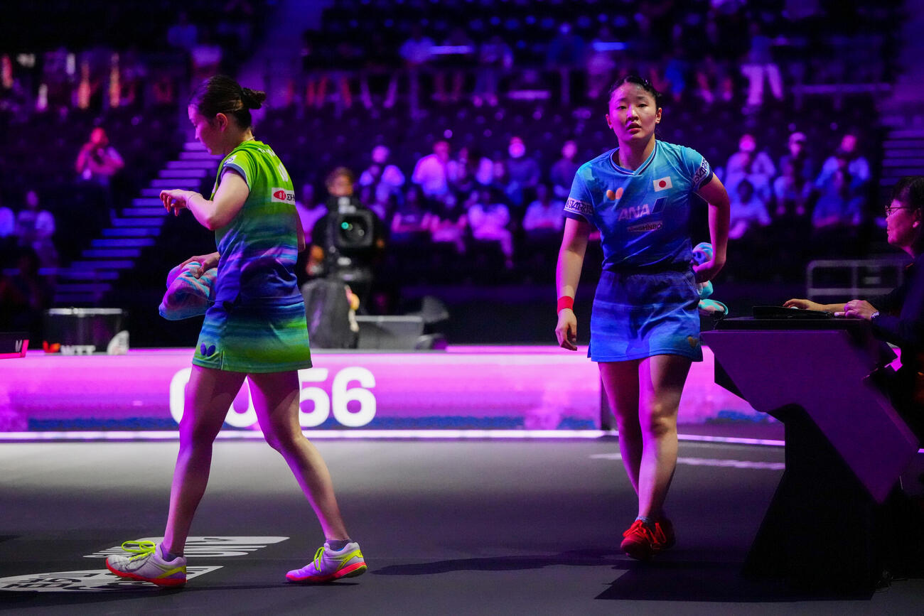 女子シングルス1回戦　第4ゲーム、タイムアウトでベンチへ向かう張本美和（右）。左は橋本帆乃香（撮影・江口和貴）