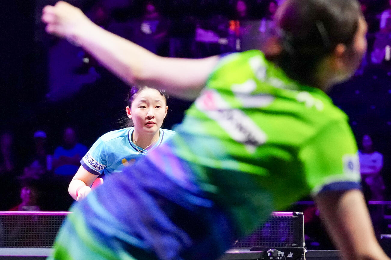 女子シングルス1回戦の第5ゲーム、橋本帆乃香（手前）からポイントを奪う張本美和（撮影・江口和貴）