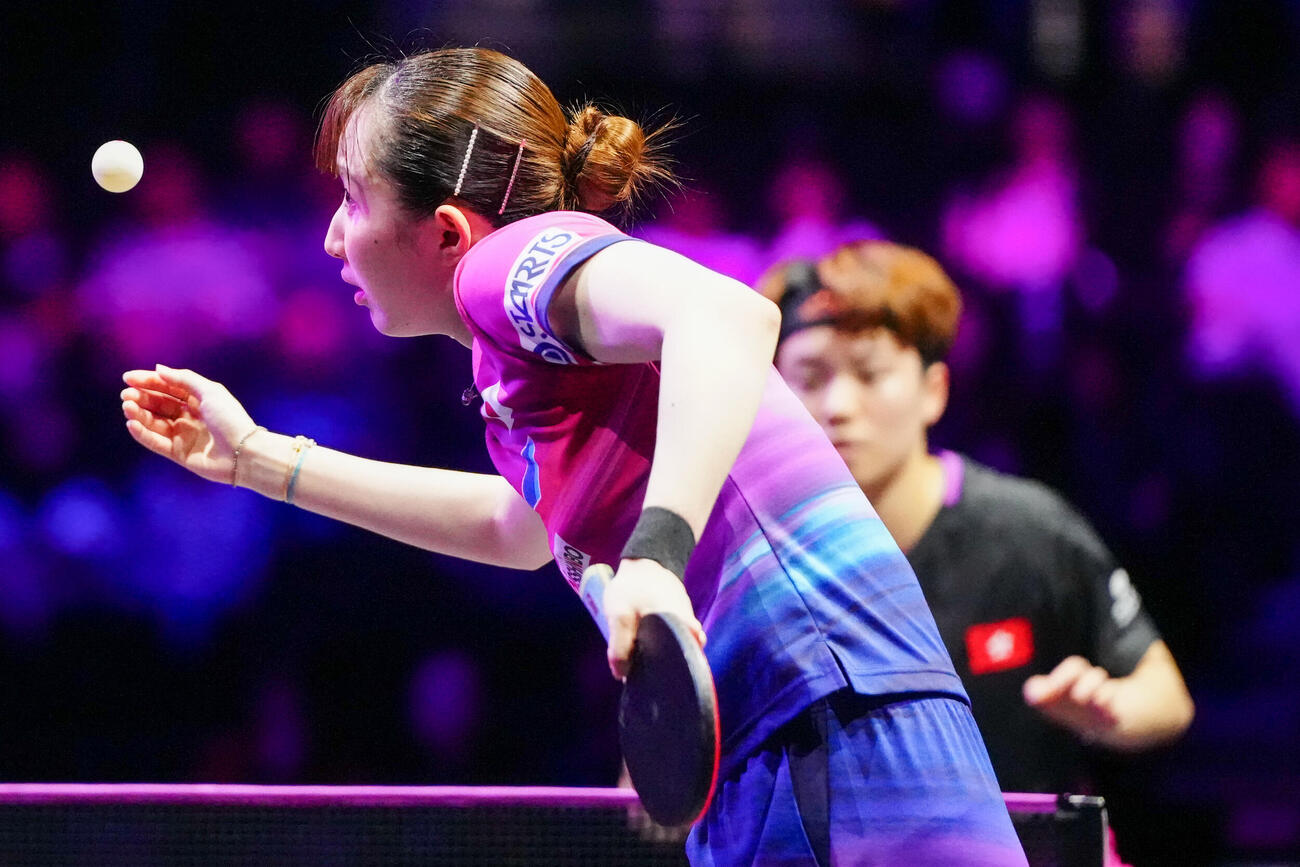 女子シングルス1回戦で香港の杜凱琹との対戦で、サーブを放つ早田ひな（撮影・江口和貴）