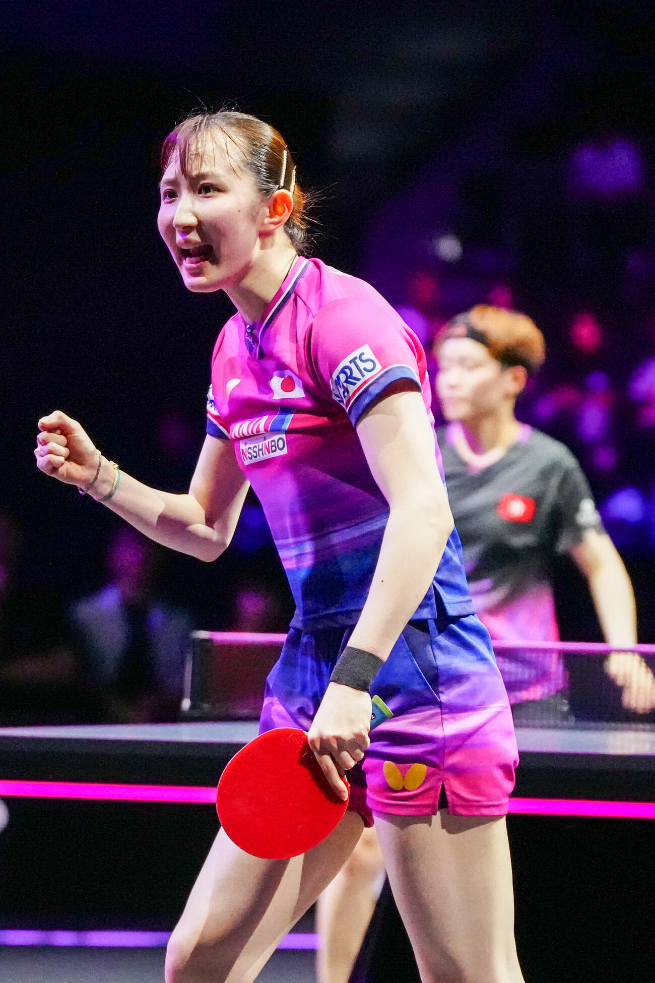 女子シングルス1回戦　第3ゲーム、香港の杜凱琹からポイントを奪い、ガッツポーズを見せる早田ひな（撮影・江口和貴）