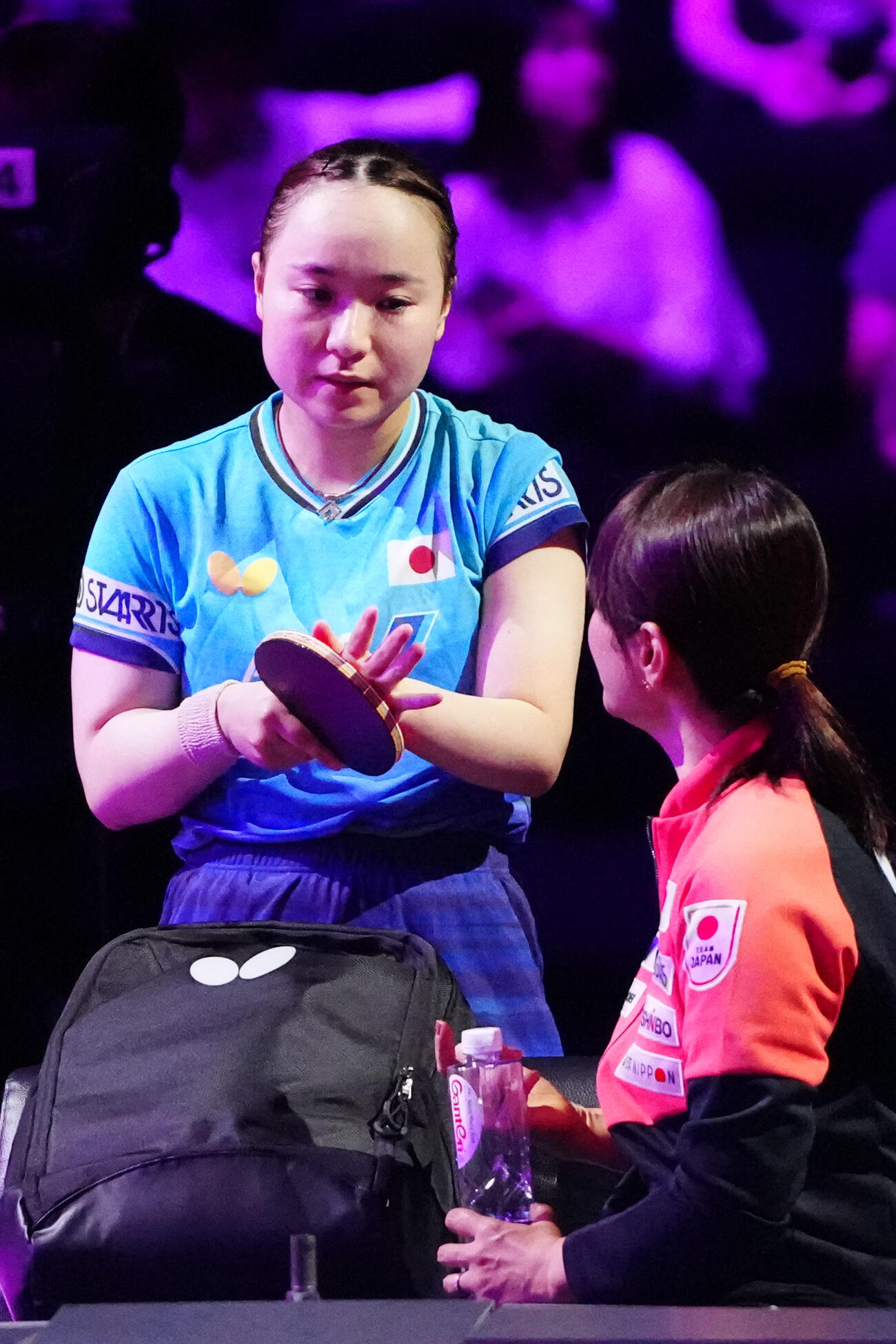 女子シングルス1回戦で中国の王芸迪に敗れた伊藤美誠（左）（撮影・江口和貴）