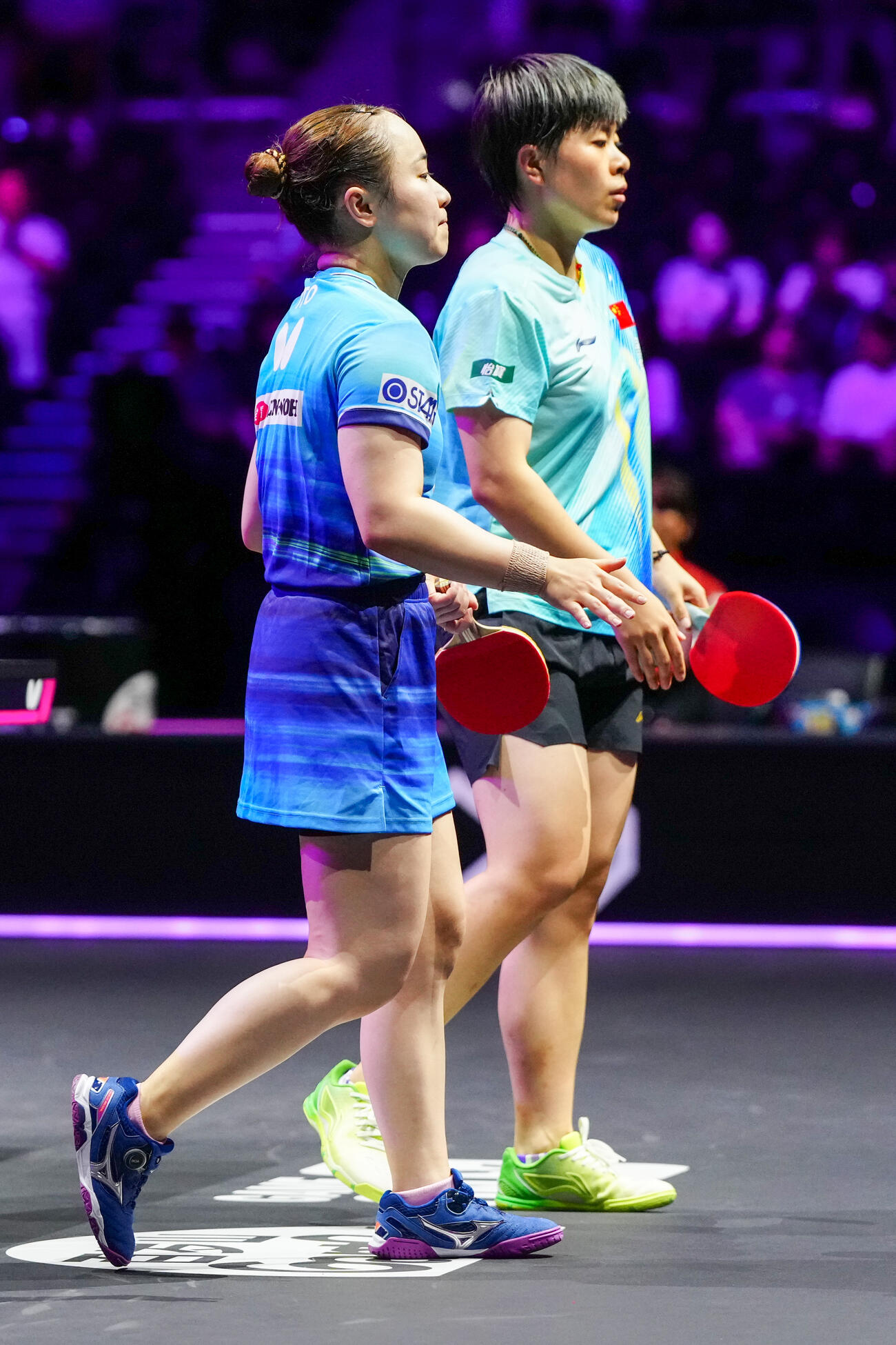 女子シングルス1回戦で中国の王芸迪（右）に敗れた伊藤美誠（撮影・江口和貴）