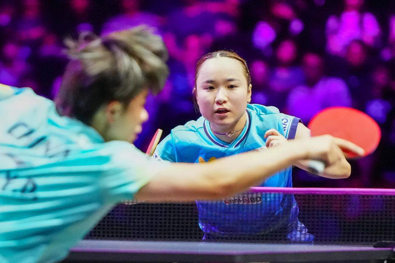 女子シングルス1回戦で中国の王芸迪（手前）と対戦する伊藤美誠（撮影・江口和貴）