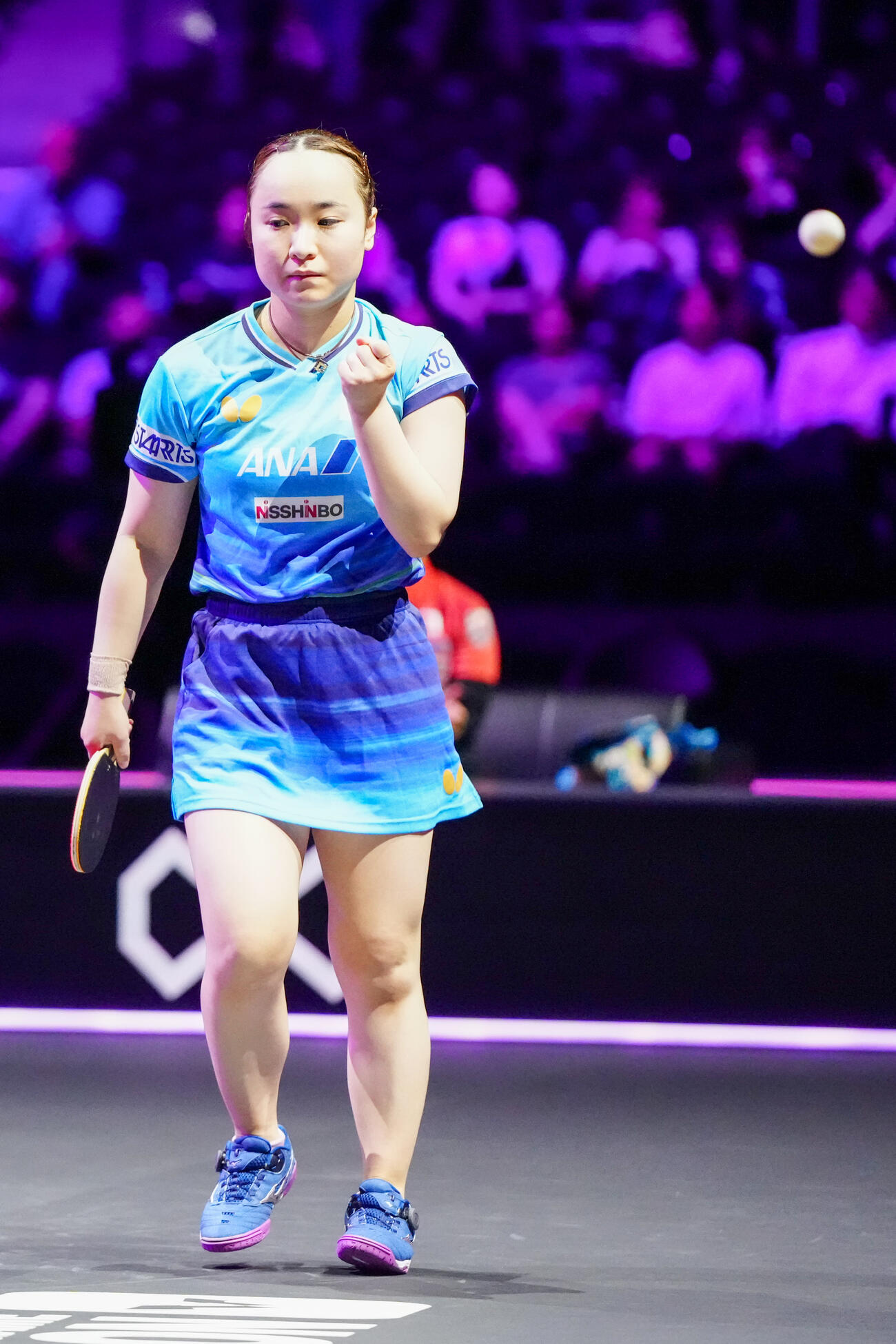 女子シングルス1回戦で中国の王芸迪から第1ゲームを奪い、拳を握る伊藤美誠（撮影・江口和貴）
