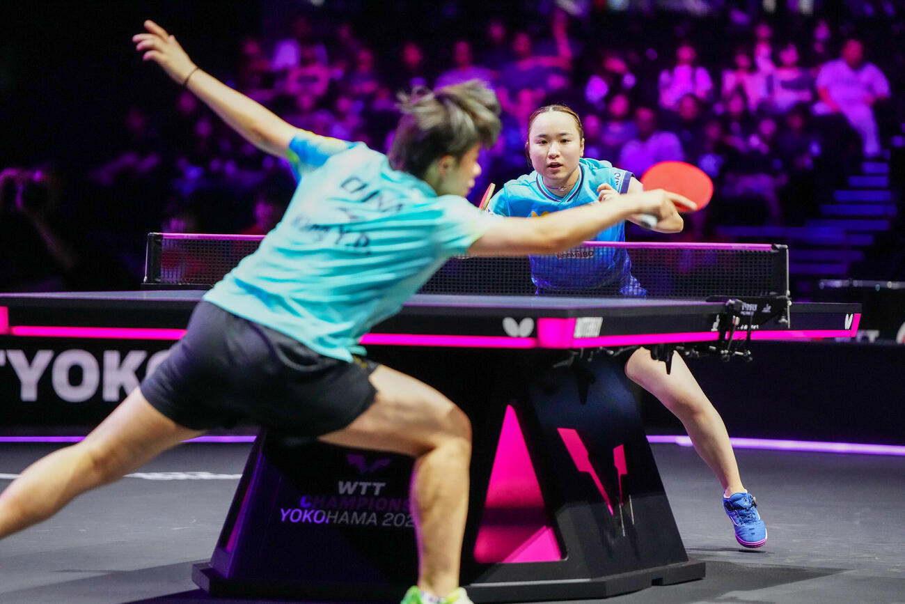 女子シングルス1回戦で中国の王芸迪（手前）と対戦する伊藤美誠（撮影・江口和貴）