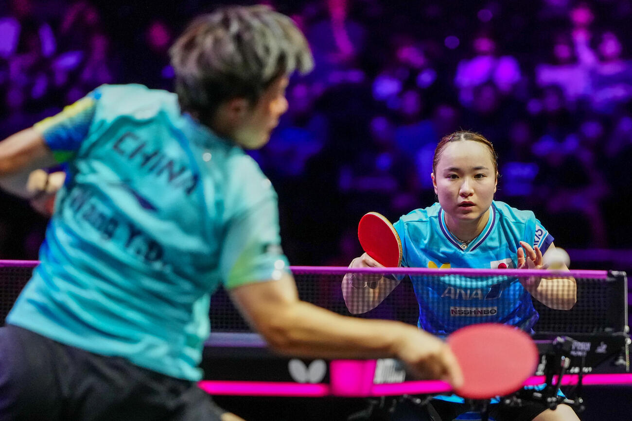 女子シングルス1回戦で中国の王芸迪（手前）と対戦する伊藤美誠（撮影・江口和貴）
