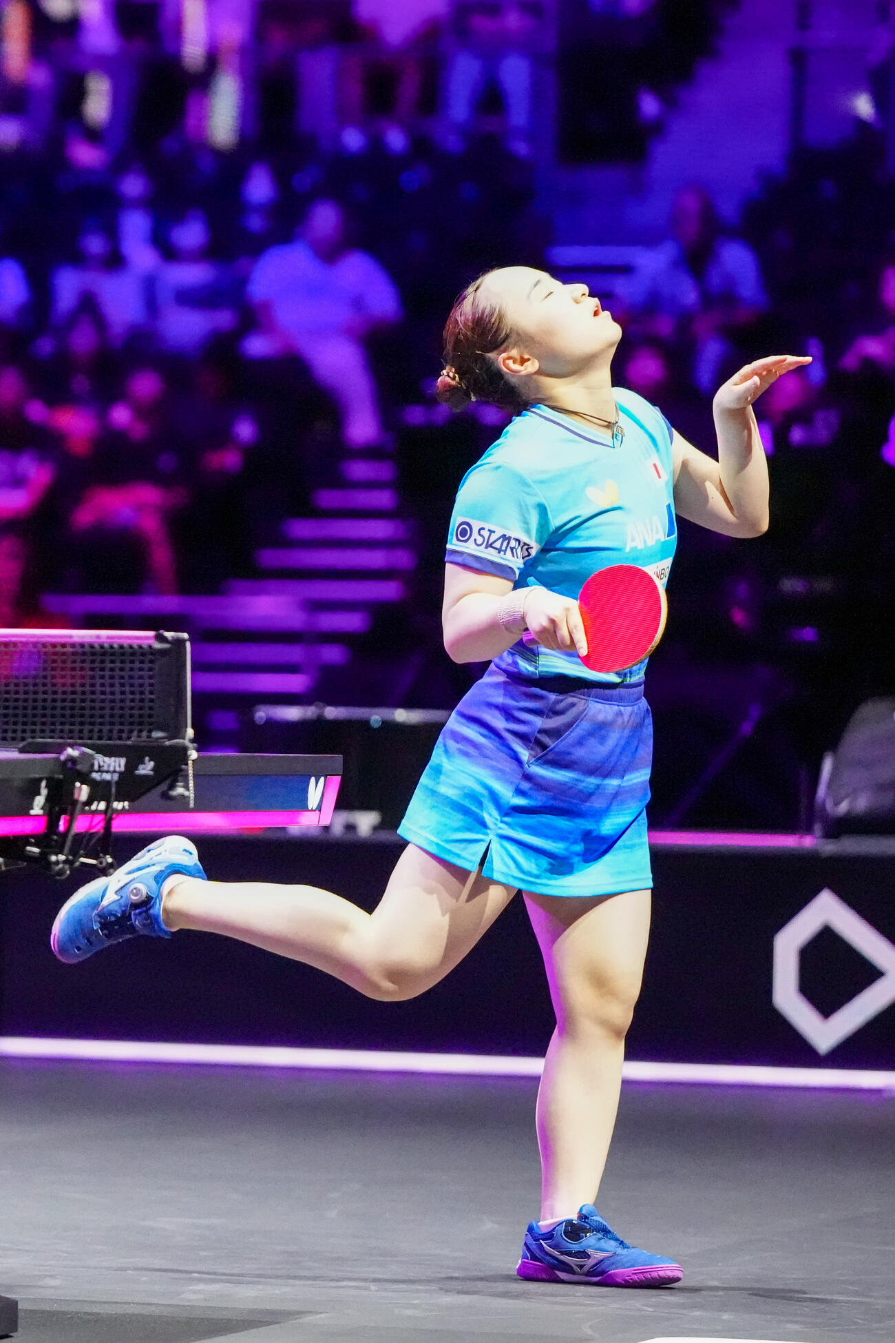 女子シングルス1回戦の第1ゲームで中国の王芸迪にポイントを奪われ、厳しい表情の伊藤美誠（撮影・江口和貴）