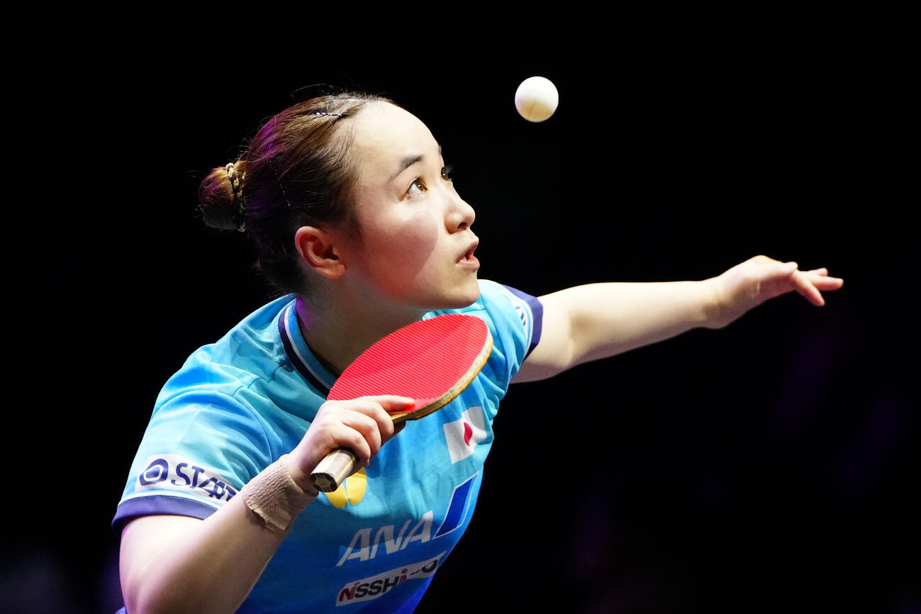 女子シングルス1回戦で中国の王芸迪と対戦し、サーブを放つ伊藤美誠（撮影・江口和貴）
