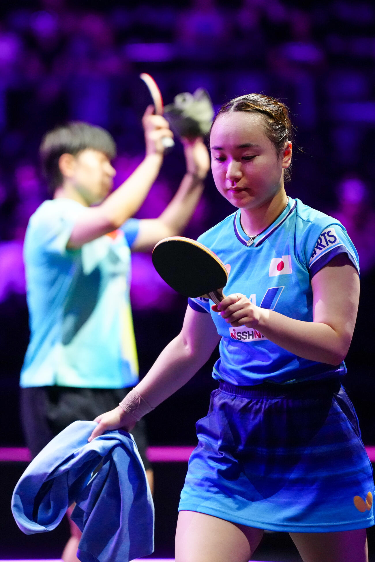 女子シングルス1回戦で中国の王芸迪（後方）に敗れた伊藤美誠（撮影・江口和貴）