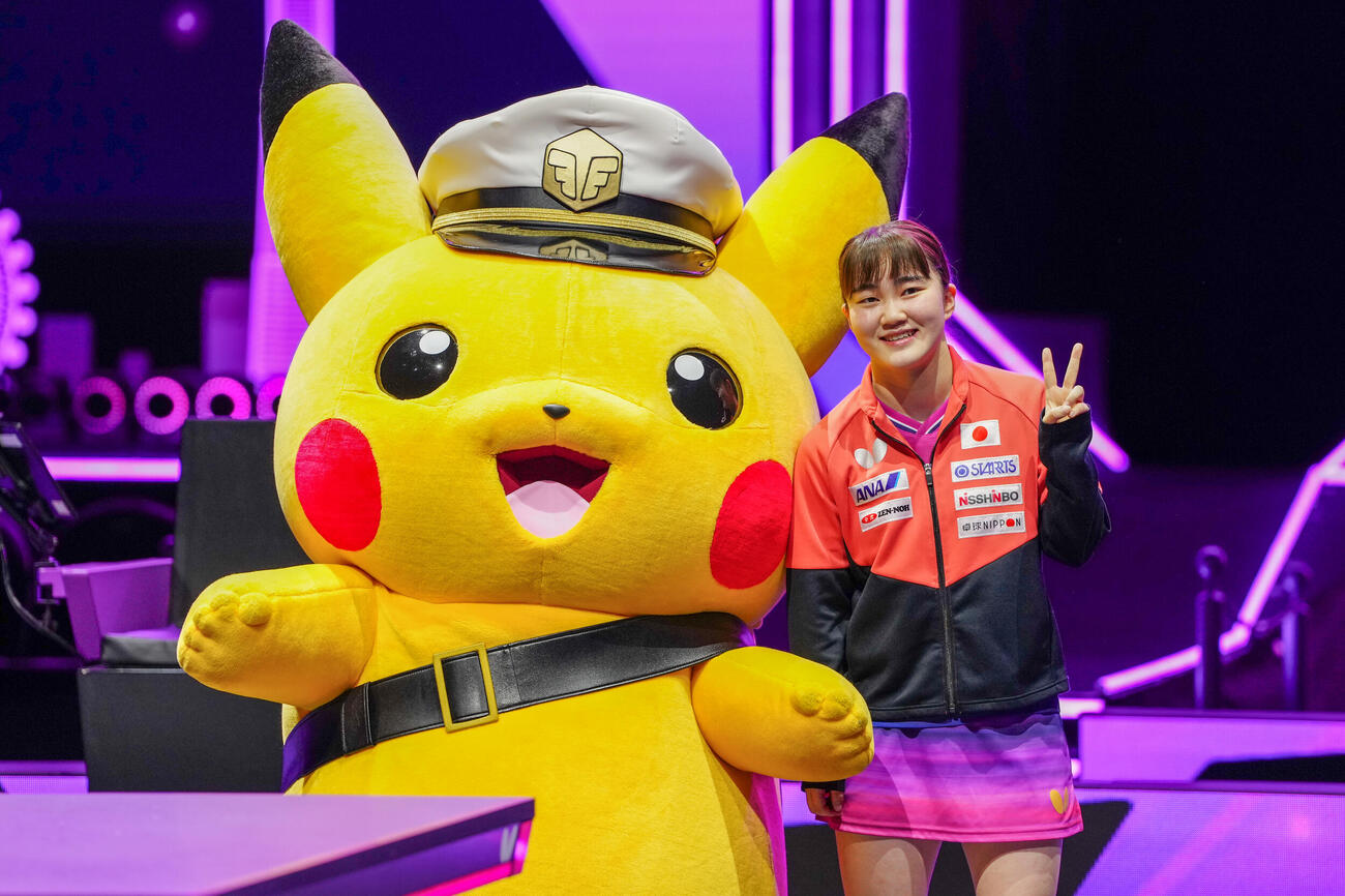 女子シングルス1回戦でウェールズのハーシーに勝利し、キャプテンピカチュウ（左）と写真に納まる大藤沙月（撮影・江口和貴）