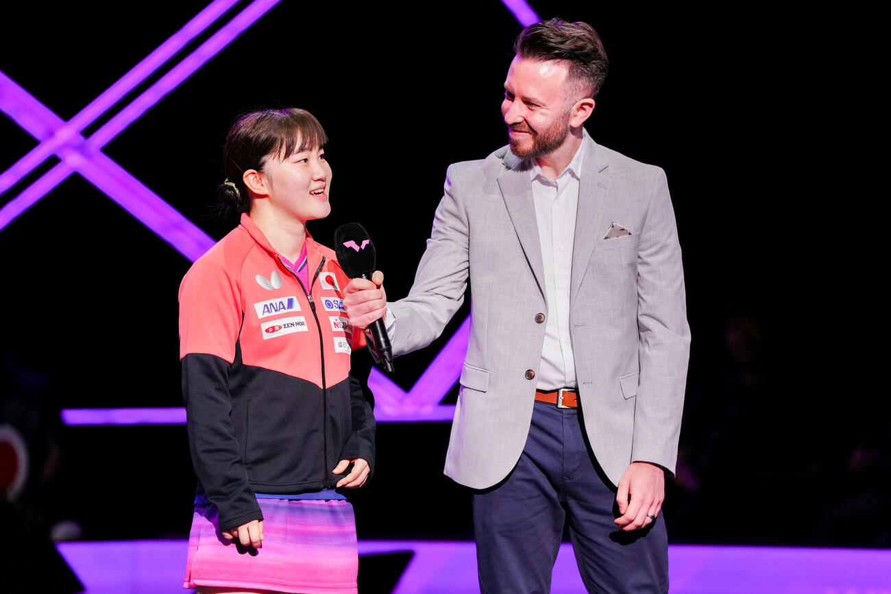 女子シングルス1回戦でウェールズのハーシーに勝利し、インタビューを受ける大藤沙月（左）（撮影・江口和貴）