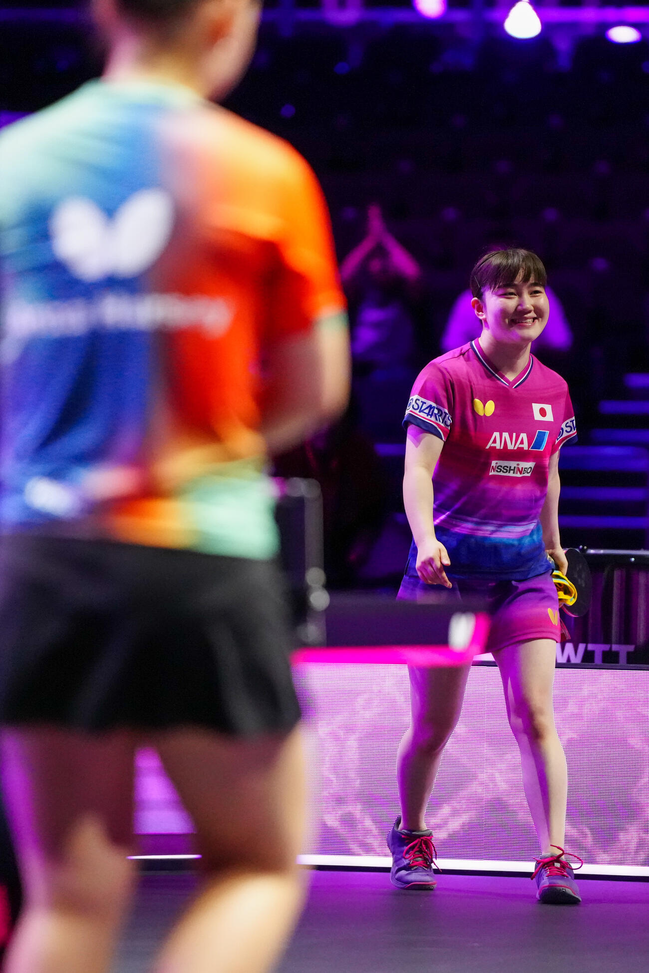 女子シングルス1回戦でウェールズのハーシー（左）に勝利した大藤沙月（撮影・江口和貴）