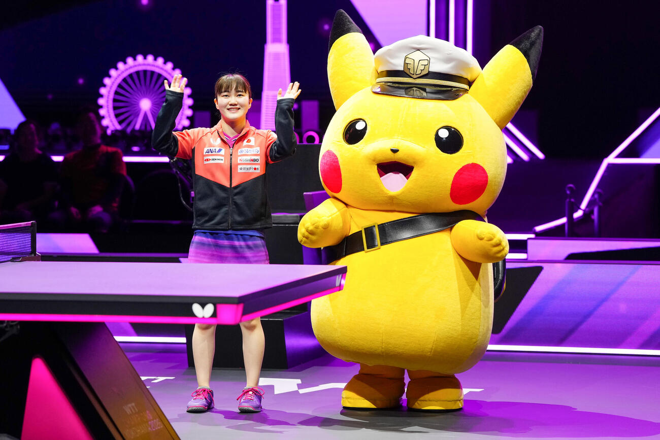 女子シングルス1回戦でウェールズのハーシーに勝利し、キャプテンピカチュウ（右）と写真に納まる大藤沙月（撮影・江口和貴）