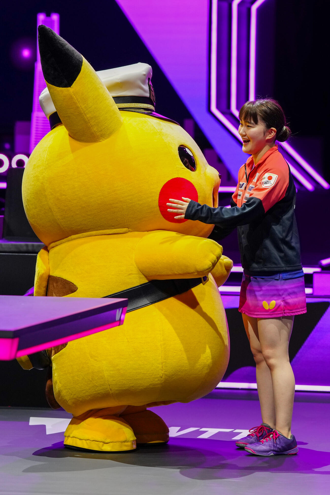 女子シングルス1回戦でウェールズのハーシーに勝利し、キャプテンピカチュウ（左）に祝福される大藤沙月（撮影・江口和貴）