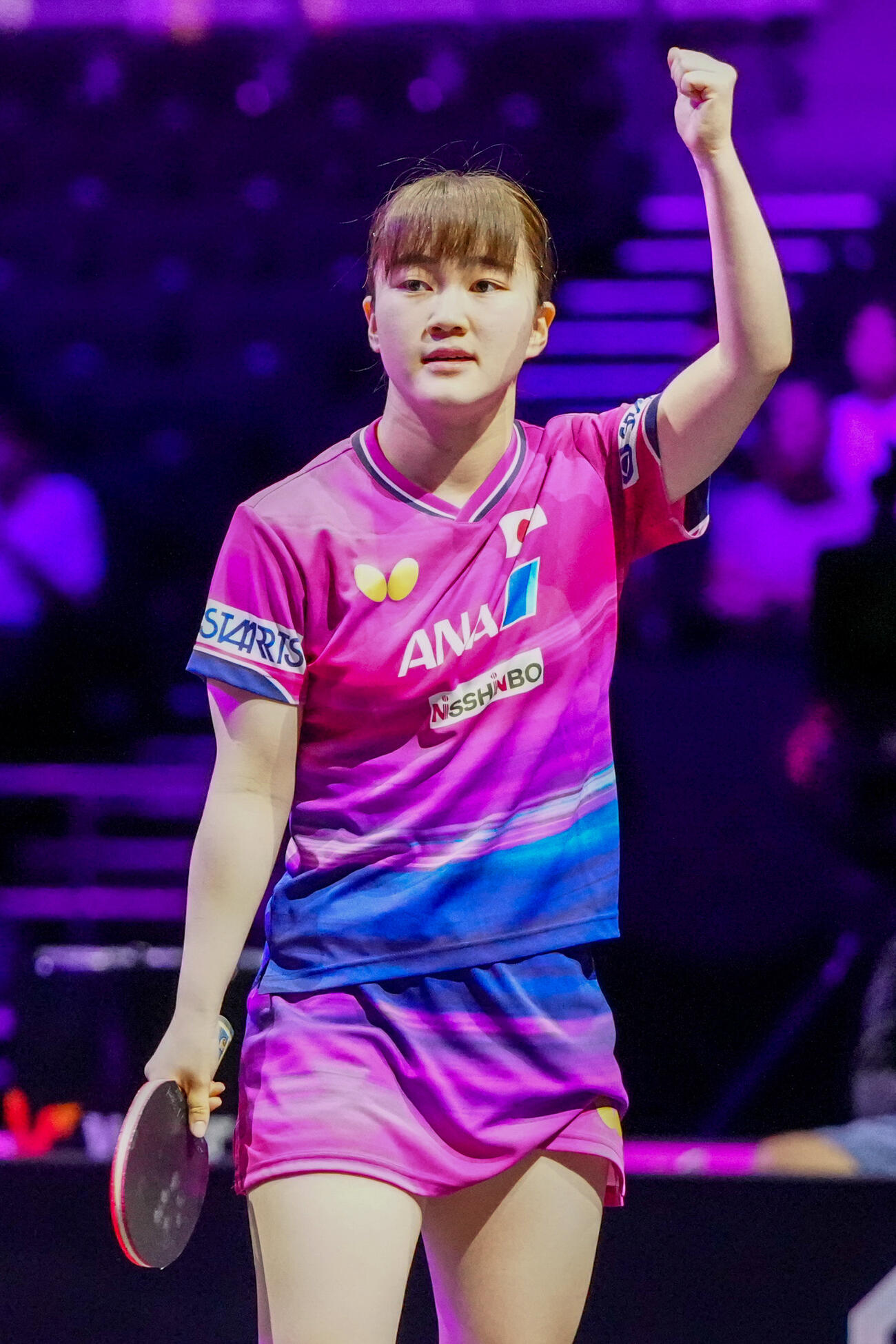 女子シングルス1回戦でウェールズのハーシーに勝利しガッツポーズを見せる大藤沙月（撮影・江口和貴）