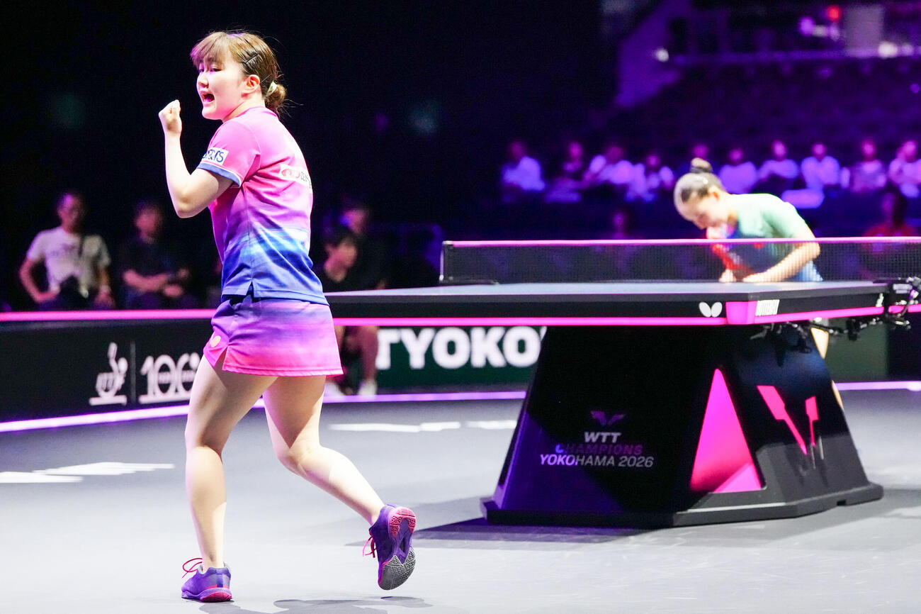 女子シングルス1回戦　第1ゲーム、ウェールズのハーシー（後方）からポイントを奪い、ガッツポーズを見せる大藤沙月（撮影・江口和貴）