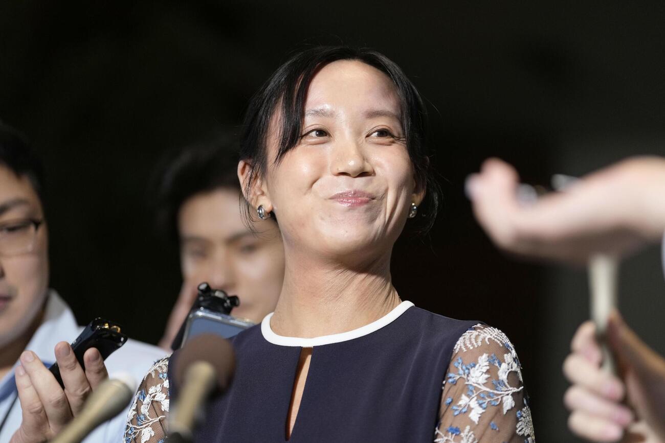 国民栄誉賞表彰式を終え、笑顔で記者団の取材に応じるスピードスケートの高木美帆さん（26年8月4日撮影＝共同）