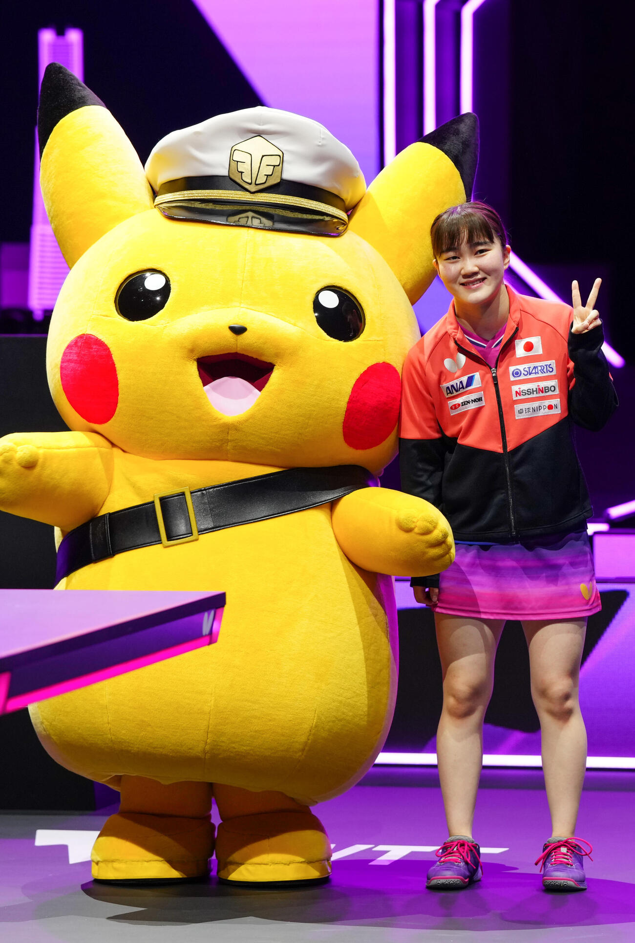 女子シングルス1回戦でウェールズのハーシーに勝利し、キャプテンピカチュウ（左）と写真に納まる大藤沙月（撮影・江口和貴）