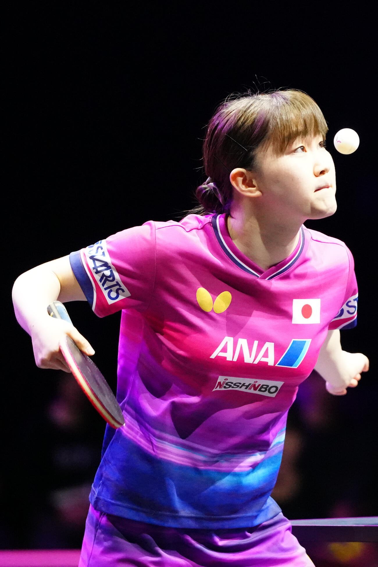 女子シングルス1回戦でウェールズのハーシーと対戦し、サーブを放つ大藤沙月（撮影・江口和貴）