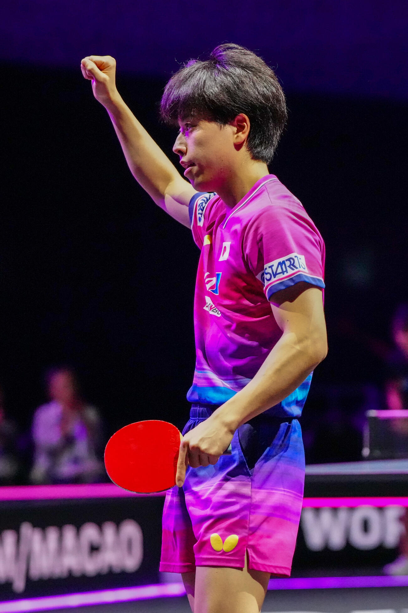 男子シングルス2回戦の第3ゲーム、ポルトガルのジェラウドからポイントを奪い、ガッツポーズを見せる篠塚大登（撮影・江口和貴）