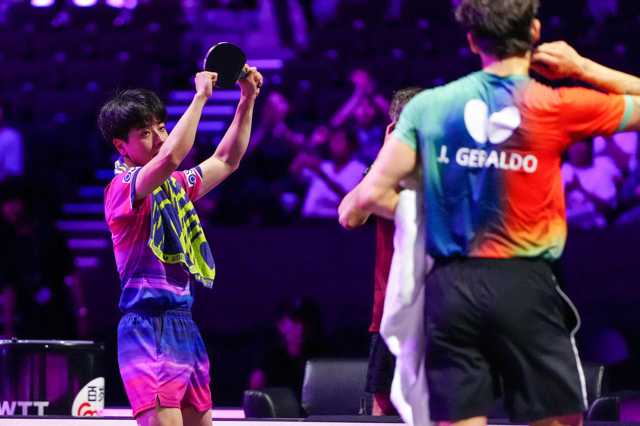 男子シングルス2回戦でポルトガルのジェラウド（右）に勝利した篠塚大登（撮影・江口和貴）