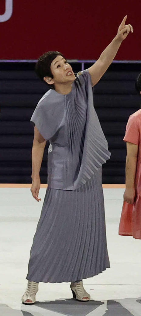 東京五輪閉会式での大竹しのぶが着用したMame Kurogouchiの衣装（2021年8月撮影）