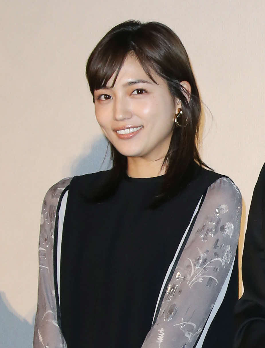 Mame Kurogouchiの衣装で舞台あいさつに登壇した川口春奈（2019年12月撮影）