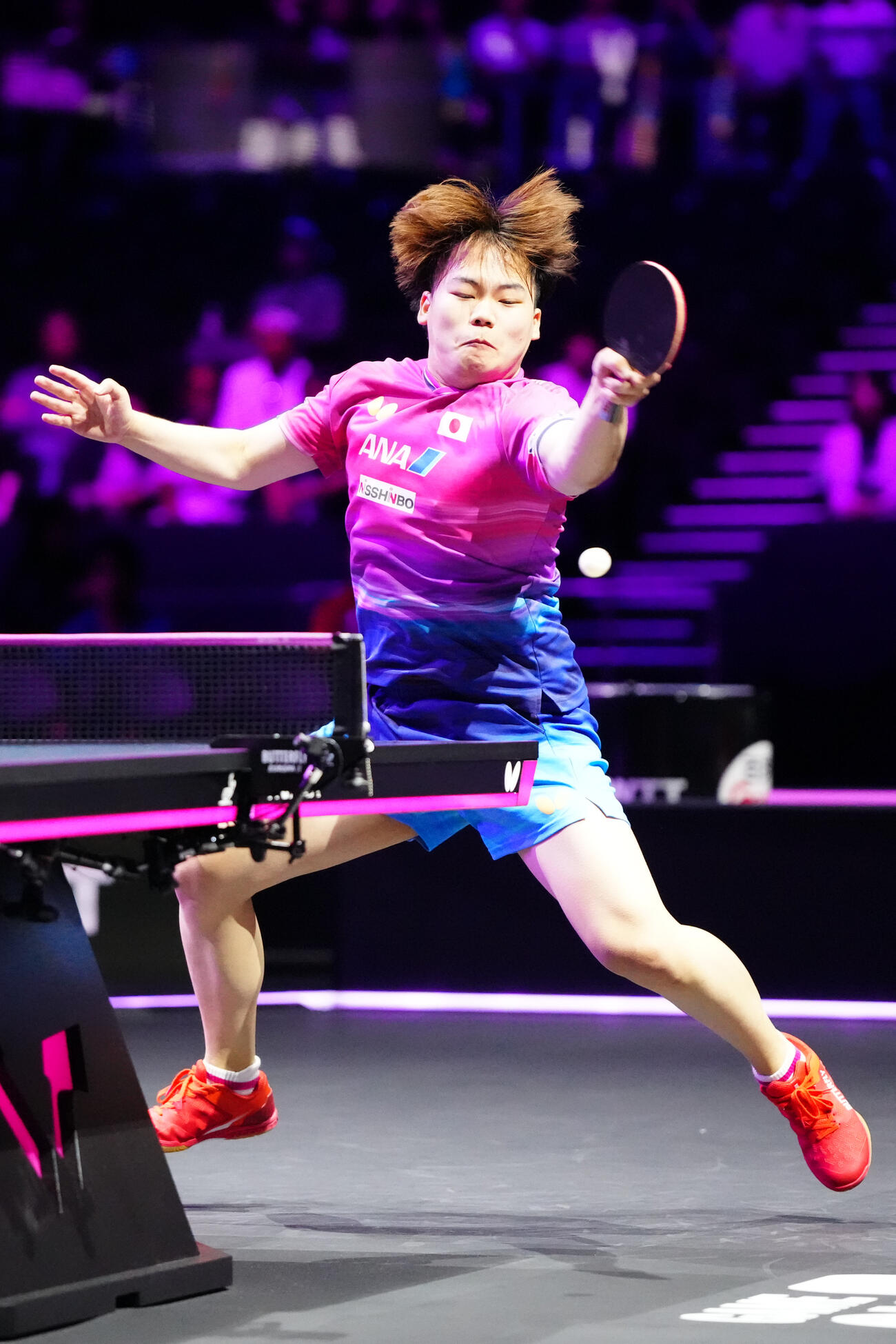 男子シングルス2回戦でデンマークのリンと対戦する松島輝空（撮影・江口和貴）