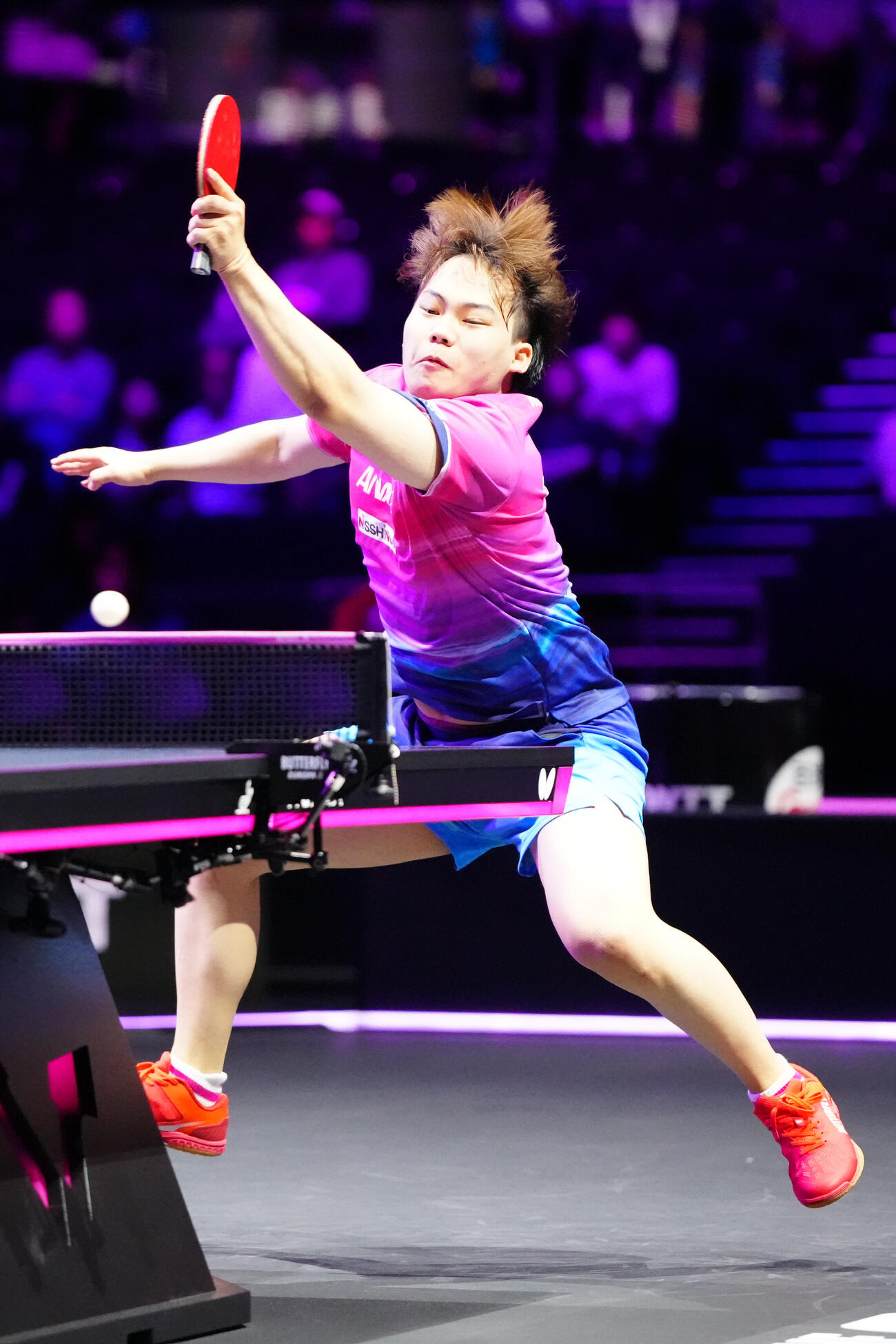 男子シングルス2回戦でデンマークのリンと対戦する松島輝空（撮影・江口和貴）
