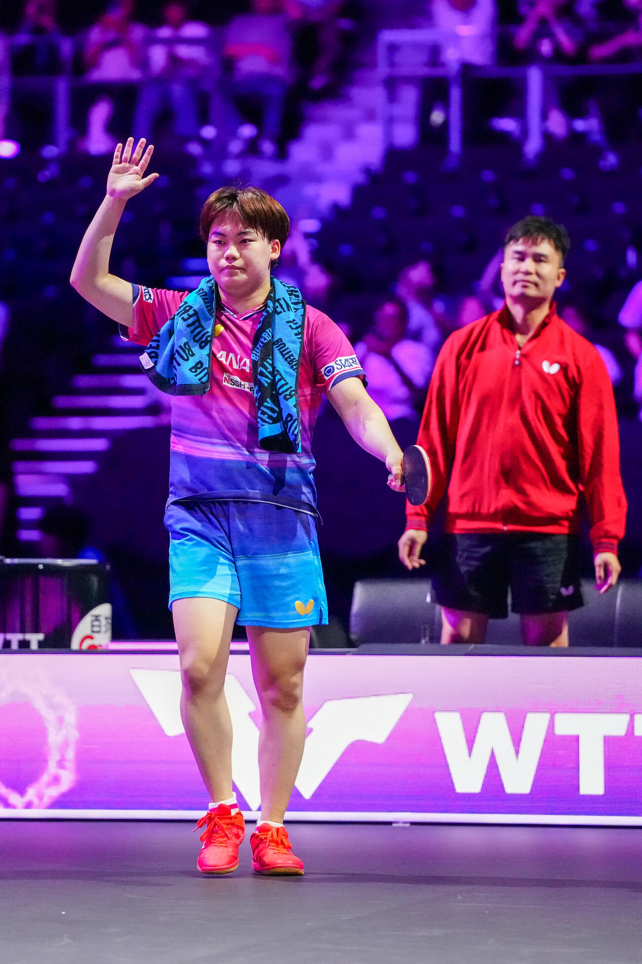 男子シングルス2回戦でデンマークのリンに勝利した松島輝空（左）（撮影・江口和貴）