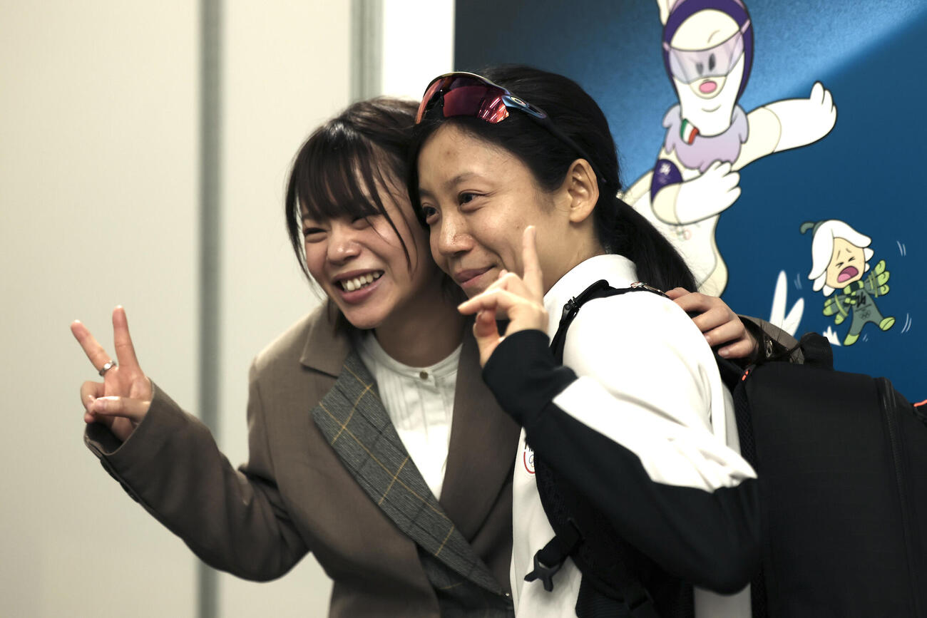 2026年2月、2026ミラノ・コルティナ冬季五輪　スピードスケート女子1500メートル決勝　レース後、姉の菜那さん（左）と写真に納まる高木美帆