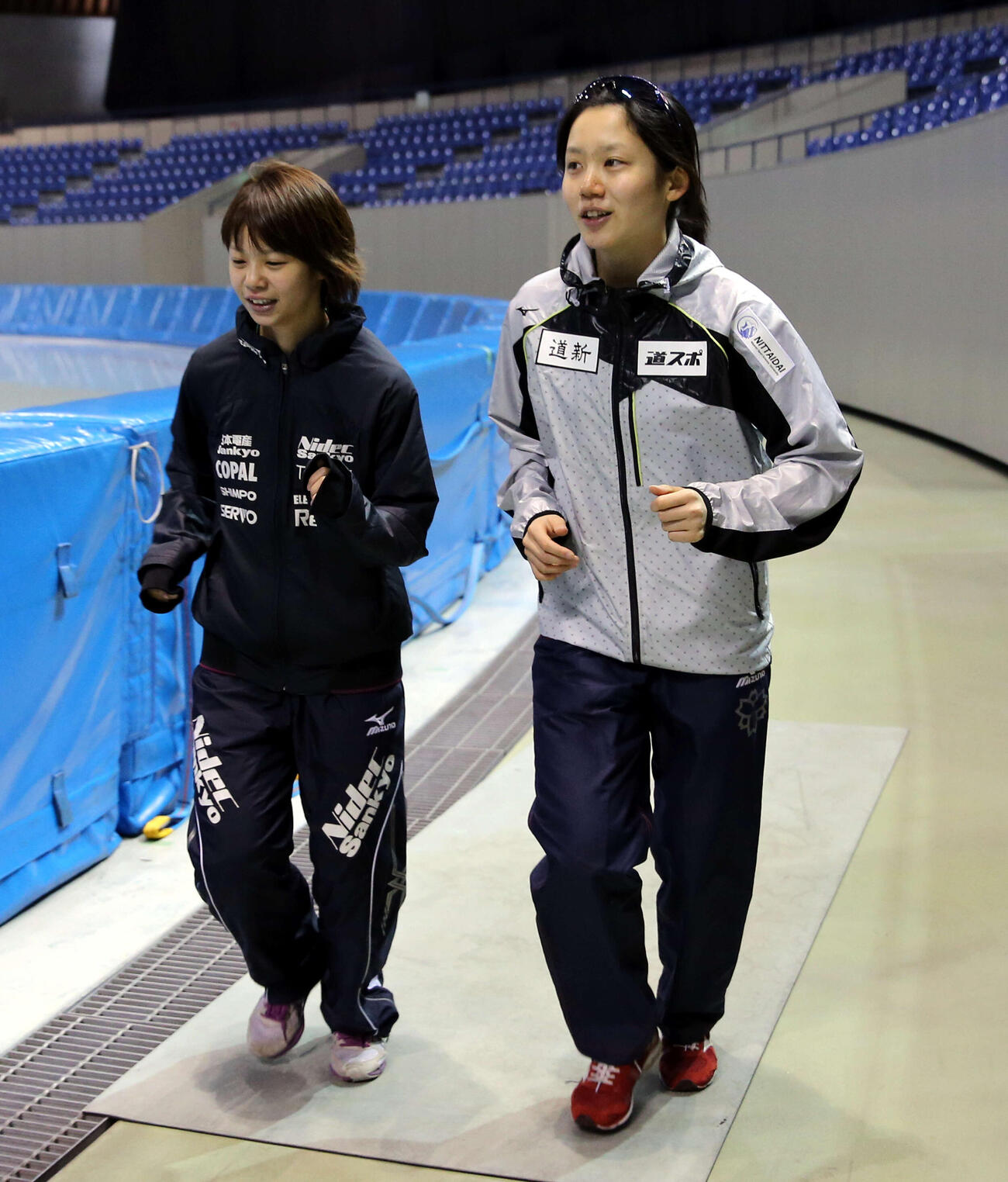 2013年、ソチ五輪スピードスケート日本代表選手選考会競技会　ランニングで調整する高木美帆（右）高木菜那姉妹