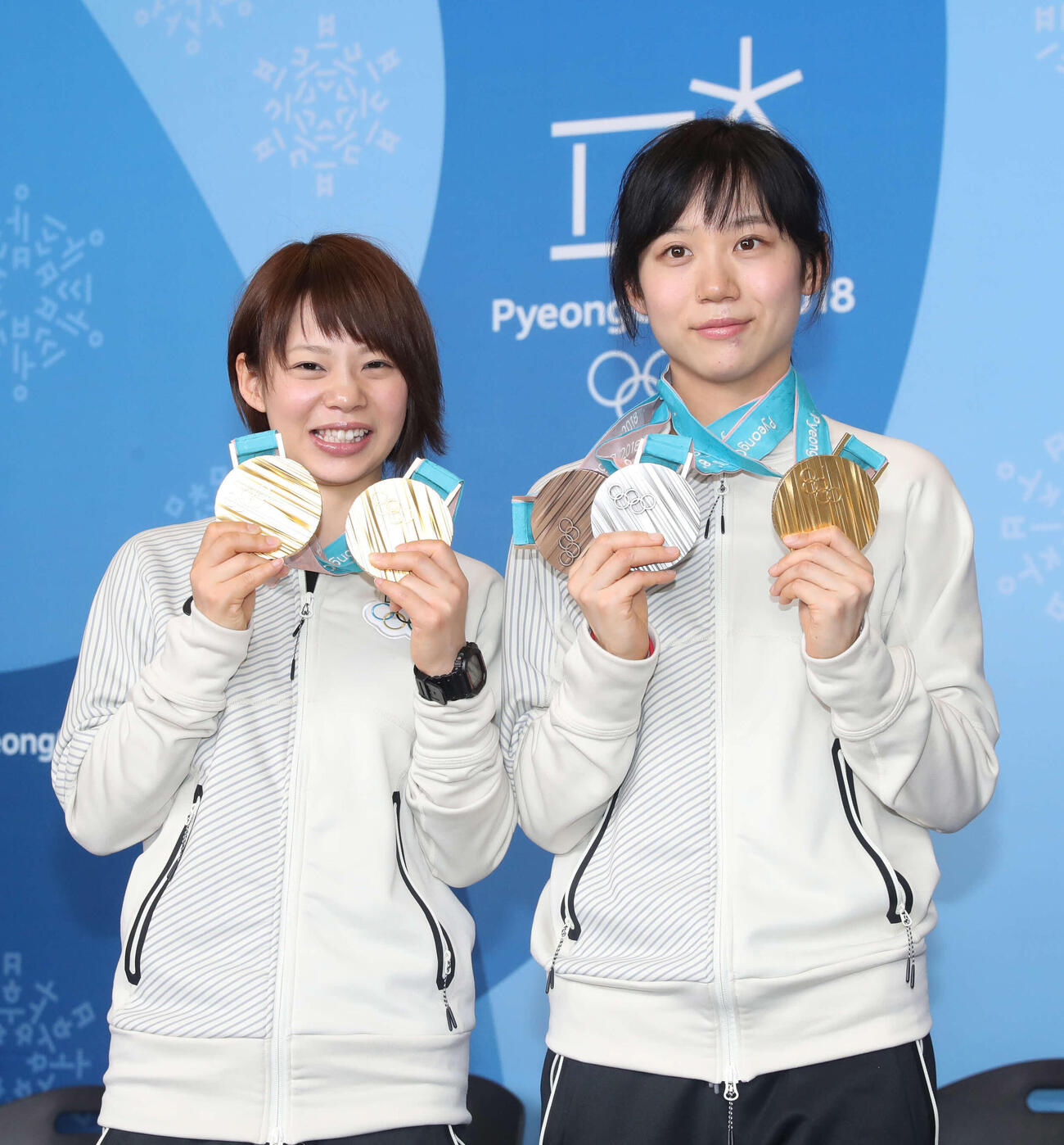 2018年平昌五輪、姉妹で獲得した5枚のメダルを手に記念撮影に納まるスピードスケート女子の高木菜那（左）と高木美帆