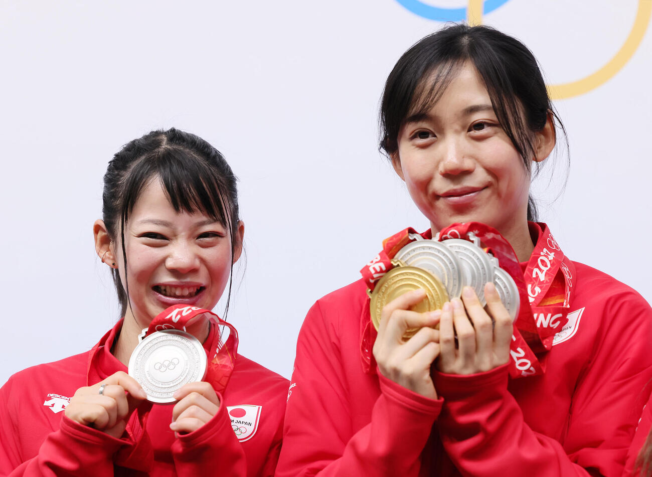 2022年北京五輪、メダルを手に笑顔の高木美帆（右）と高木菜那