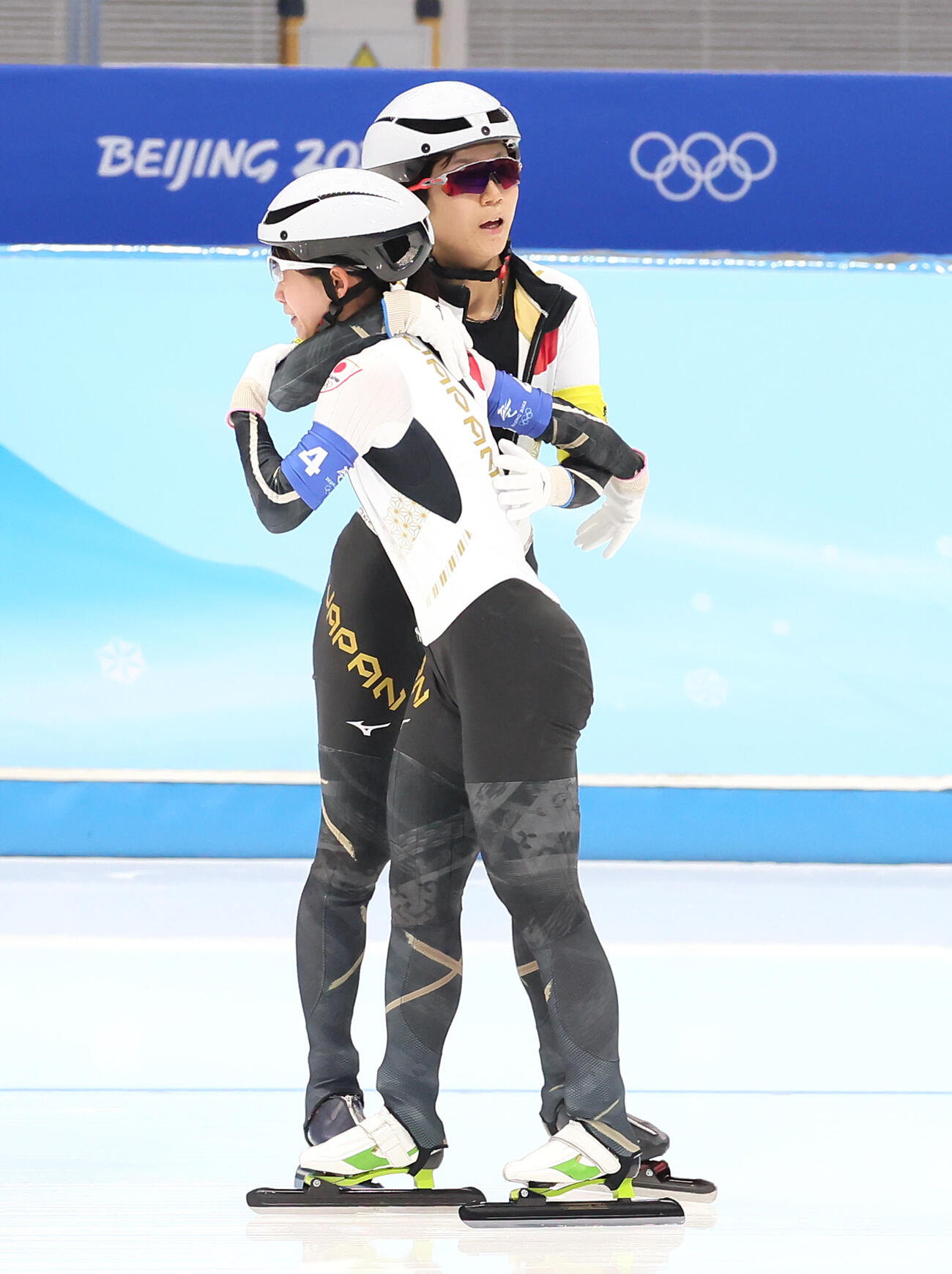 2022年2月、北京五輪スピードスケート女子団体パシュート決勝の最終コーナーで転倒した菜那（右）を抱きしめる高木美帆