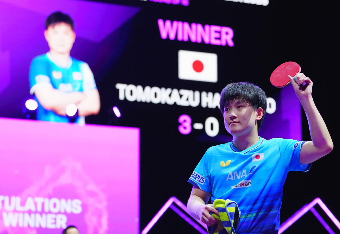 男子シングルス2回戦で向鵬に勝利し拍手に応える張本智和（撮影・垰建太）