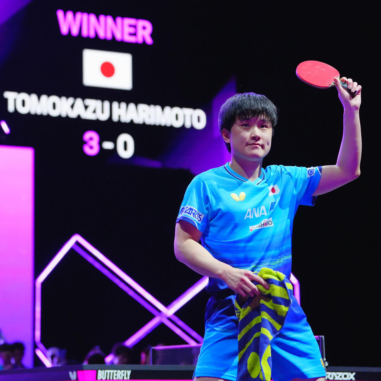 男子シングルス2回戦で向鵬に勝利し拍手に応える張本智和（撮影・垰建太）