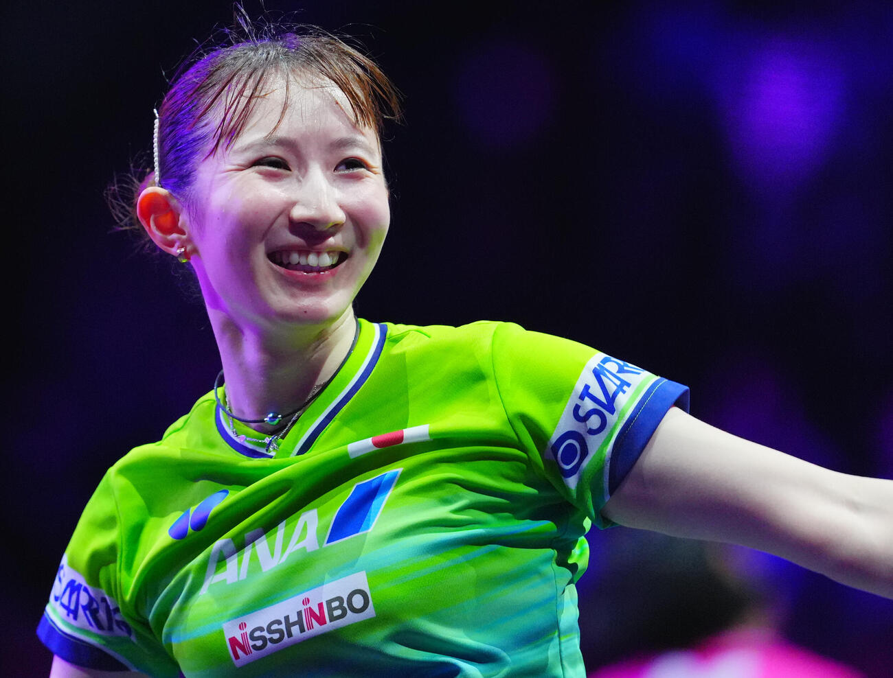 女子シングルス2回戦に勝利し笑顔を見せる早田ひな（撮影・垰建太）