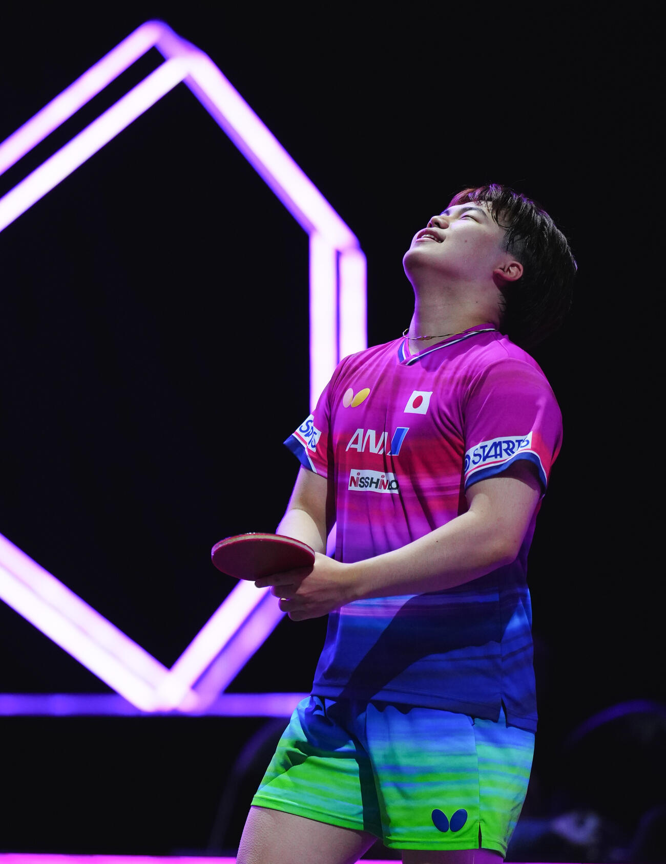 男子準々決勝でチャン・ウジンに勝利し天をあおぐ松島輝空（撮影・垰建太）