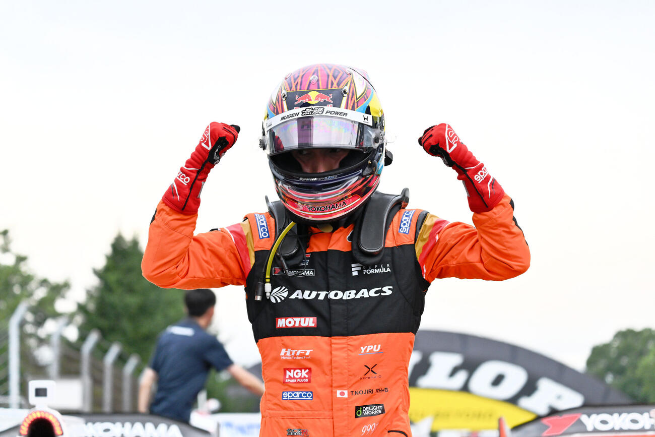 ポールポジションを獲得してガッツポーズをする野尻智紀（JRP提供）