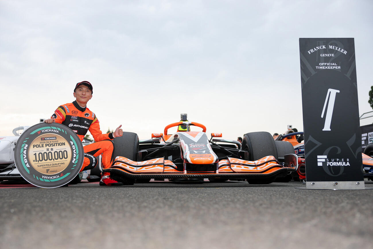 ポールポジションを獲得した野尻智紀はサムアップポーズ（JRP提供）