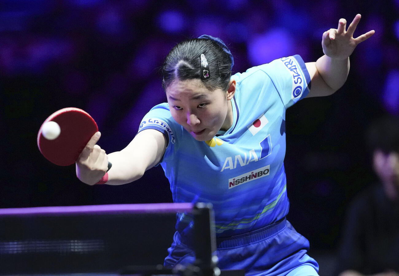 女子シングルス準々決勝でプレーする張本美和＝横浜BUNTAI