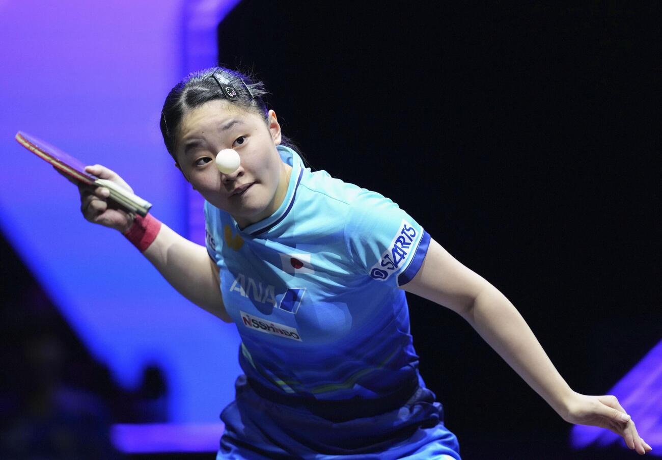 女子シングルス準々決勝でプレーする張本美和＝横浜BUNTAI