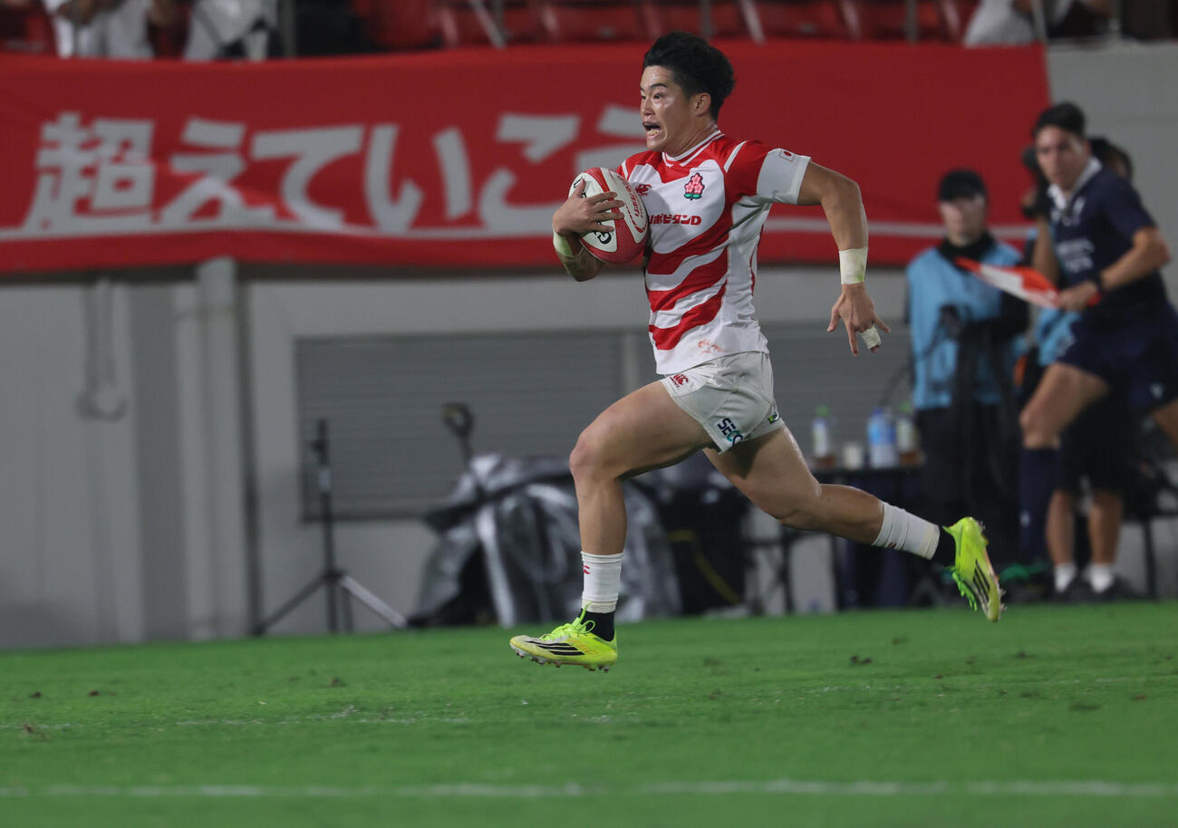 日本対オーストラリア　後半、独走トライを決める植田和磨（撮影・水谷安孝）
