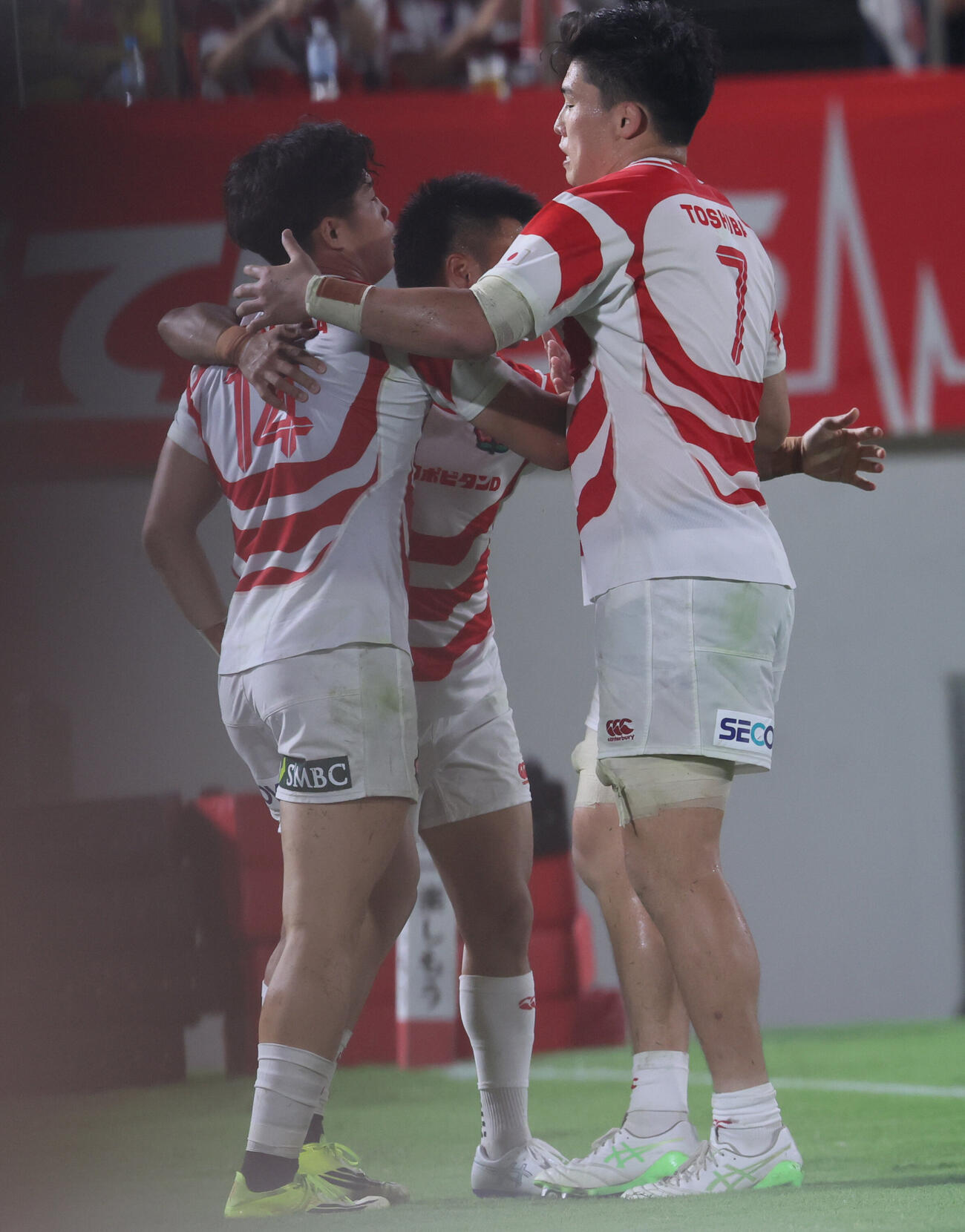 日本対オーストラリア　後半、日本3本目のトライが決まり喜ぶ日本フィフティーン（撮影・水谷安孝）